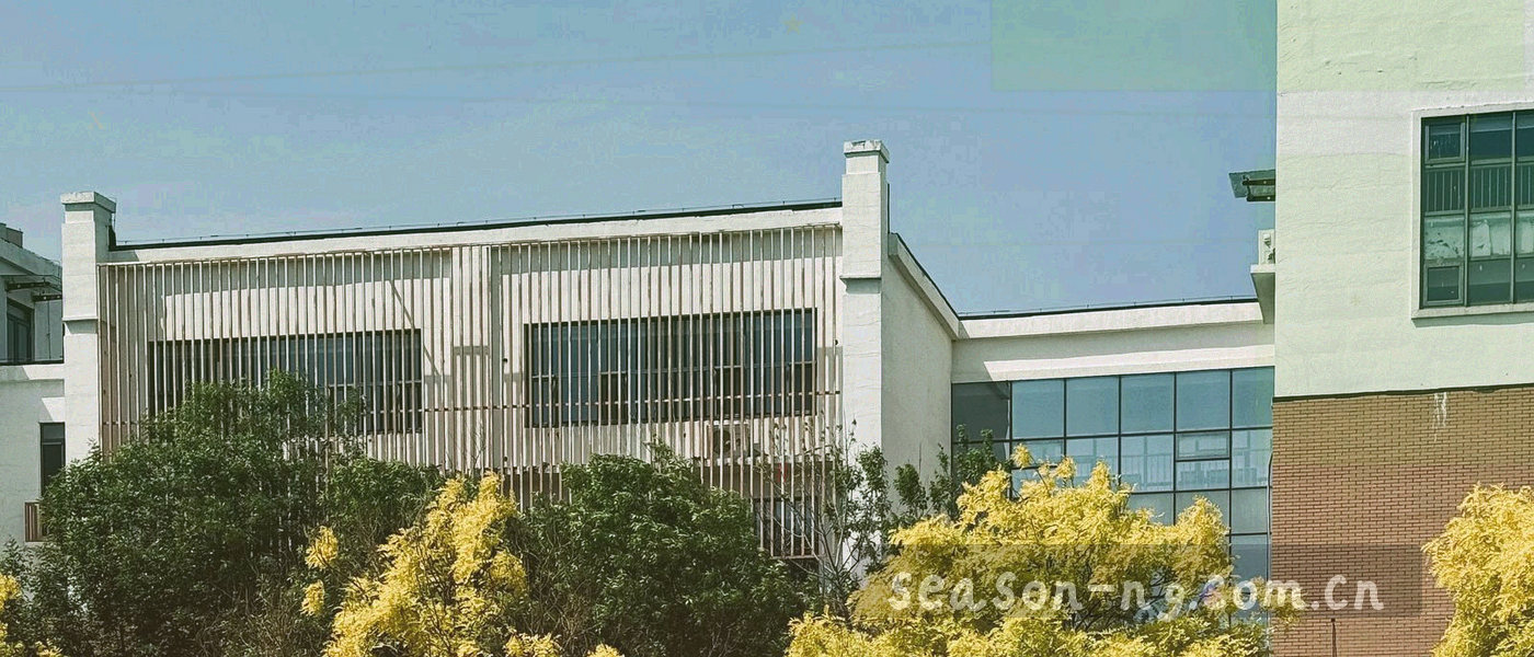 叠放的纸张与墨绿渐变光影构成的抽象构图